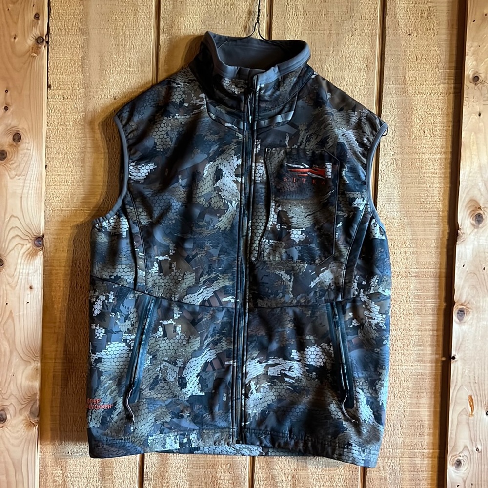 Sitka Dakota Vest in Waterfowl Timber pattern. Size Large.